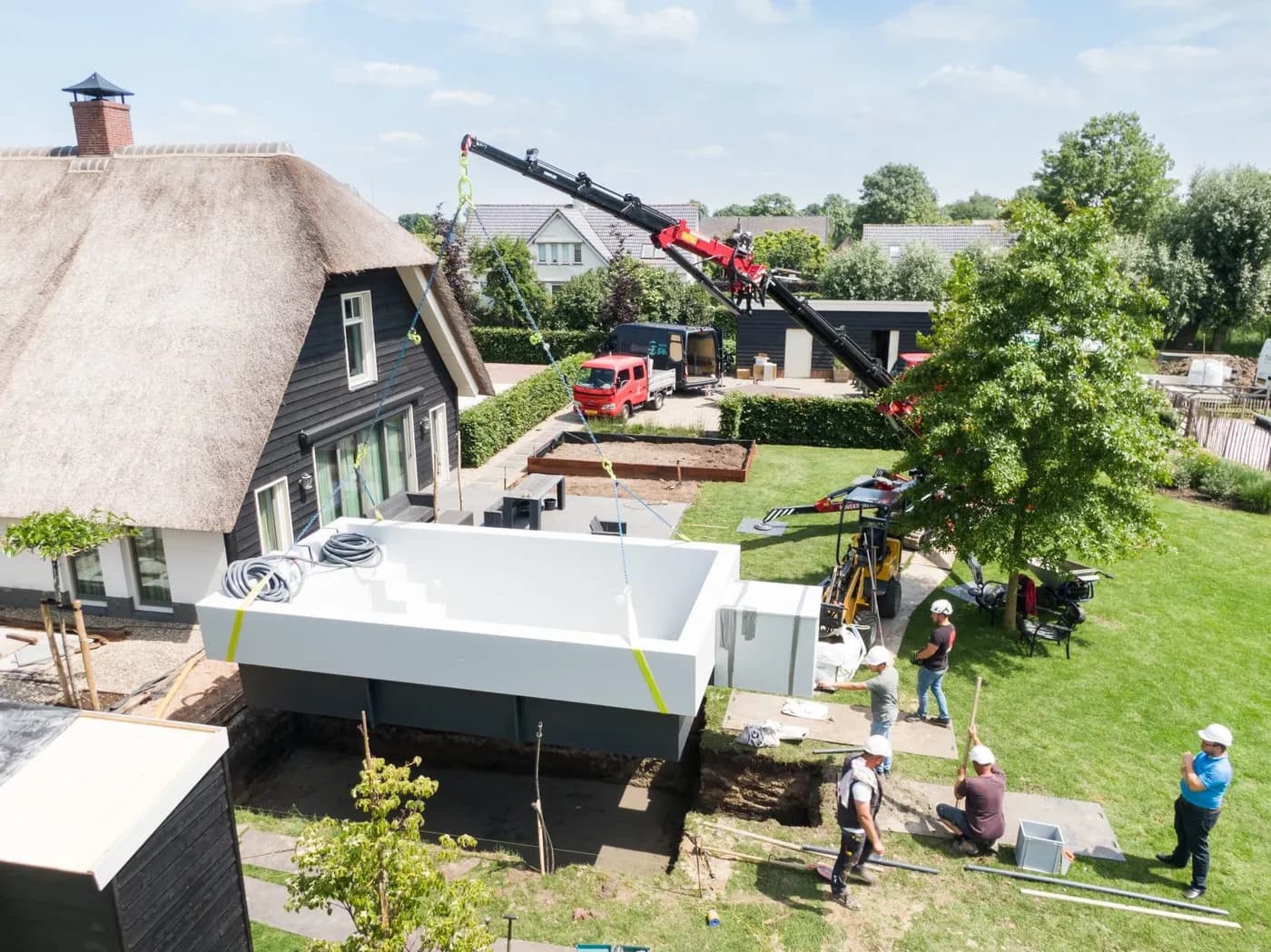 Vakkundig aangelegde tuin met bestrating en beplanting door DIM Aanleg