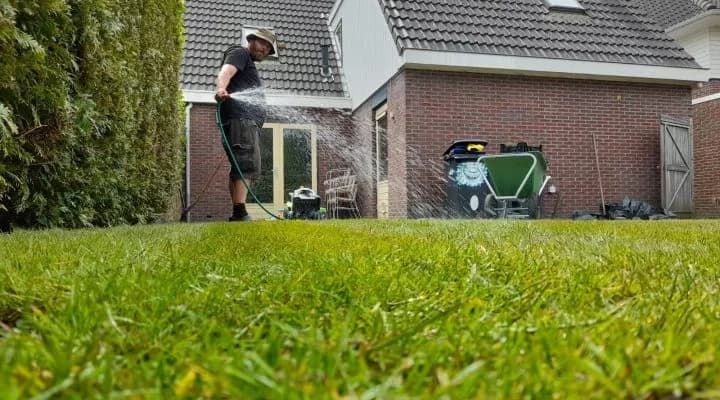 Strak onderhouden gazon en tuin door DIM Onderhoud