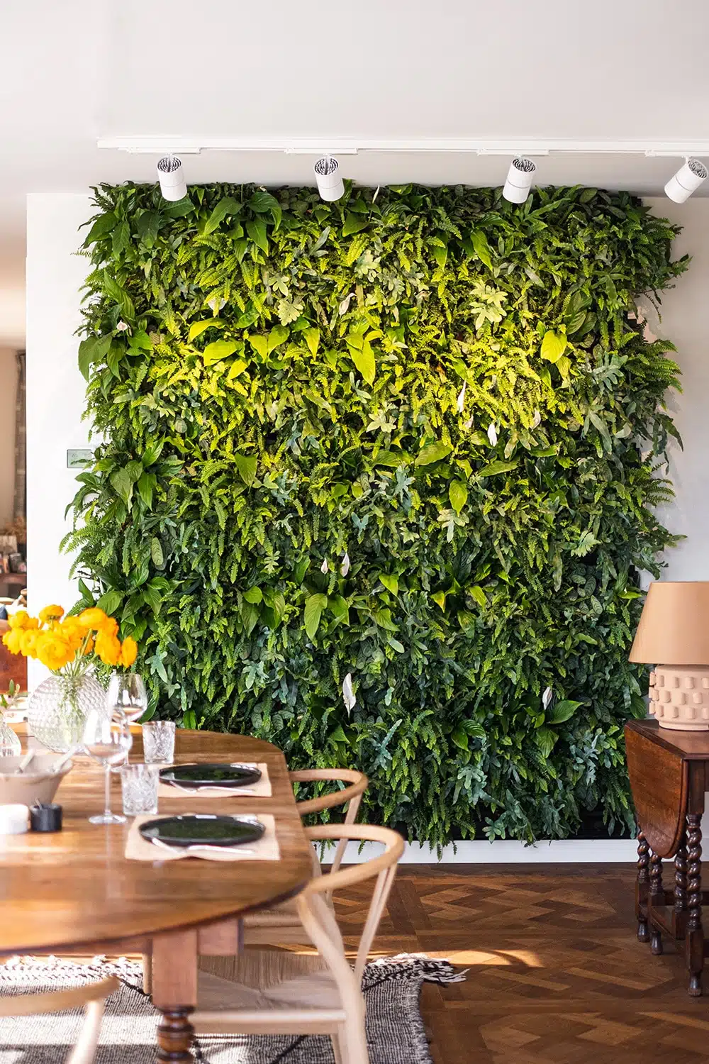 Groene wand in woonkamer door DIM groen