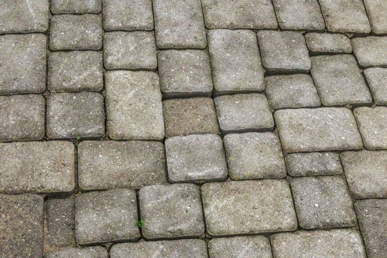 Verzakte bestrating bij een terras