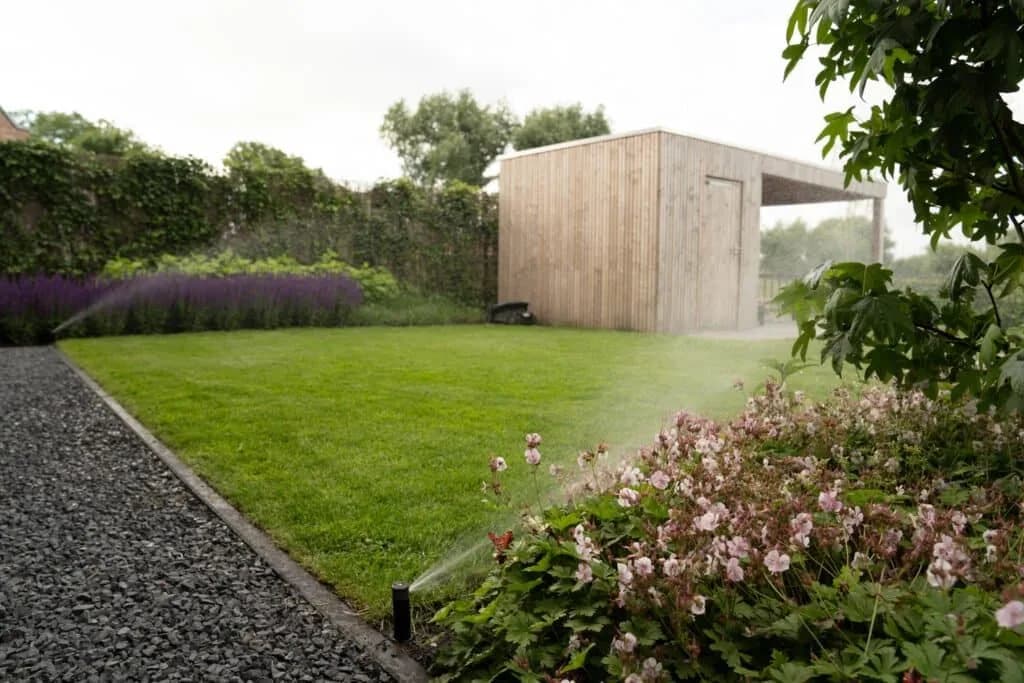 Onderhoudsvrije, kindvriendelijke tuin aan het water.
