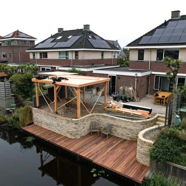 Houten vlonder met pergola aan het water, aangelegd door De mannen van DIM