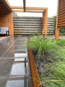 Kindvriendelijke tuin met overkapping