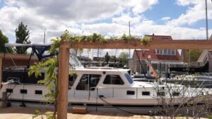 Strakke tuin aan het water Lemmer