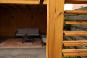 Kindvriendelijke tuin met overkapping