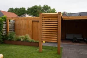 Kindvriendelijke tuin met overkapping