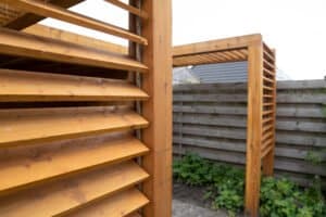 Kindvriendelijke tuin met overkapping
