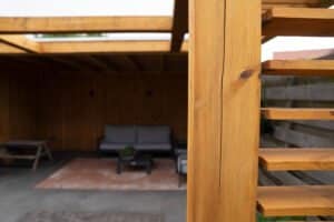 Kindvriendelijke tuin met overkapping