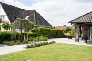 Natuurlijke tuin waarbij gespeeld is met lijnen Drachten