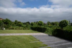 Natuurlijke tuin waarbij gespeeld is met lijnen Drachten