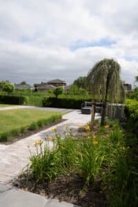 Natuurlijke tuin waarbij gespeeld is met lijnen Drachten
