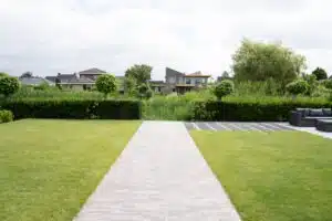 Natuurlijke tuin waarbij gespeeld is met lijnen Drachten