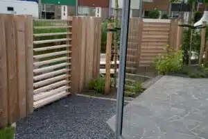 Bijzondere tuin met overkapping en shutters Drachten