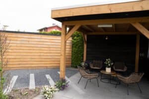 Bijzondere tuin met overkapping en shutters Drachten