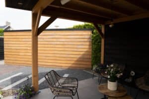 Bijzondere tuin met overkapping en shutters Drachten