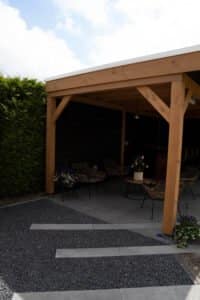 Bijzondere tuin met overkapping en shutters Drachten
