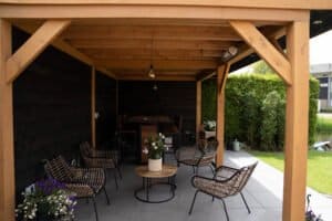 Bijzondere tuin met overkapping en shutters Drachten