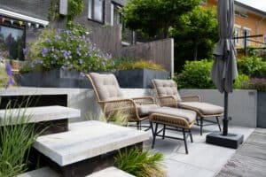 Fantastische tuin aan het water met verschillende etages Drachten