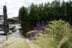 Fantastische tuin aan het water met verschillende etages Drachten