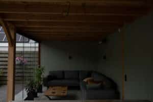 Onderhoudsvrije tuin met moderne veranda