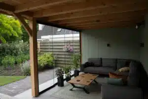 Onderhoudsvrije tuin met moderne veranda
