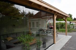 Onderhoudsvrije tuin met moderne veranda