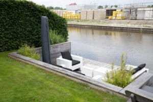Tuin aan het water met een unieke overkapping Drachten