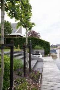 Tuin aan het water met een unieke overkapping Drachten