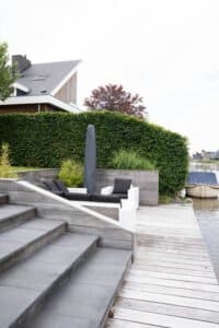 Tuin aan het water met een unieke overkapping Drachten