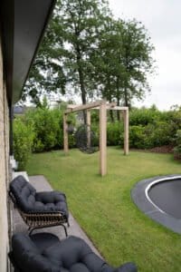 Kindvriendelijke tuin met heerlijke loungeplek Drachten