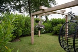 Kindvriendelijke tuin met heerlijke loungeplek Drachten