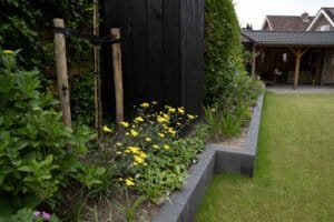Kindvriendelijke tuin met heerlijke loungeplek Drachten