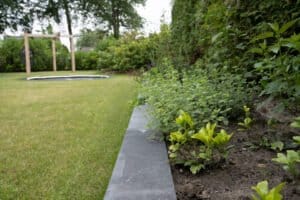 Kindvriendelijke tuin met heerlijke loungeplek Drachten