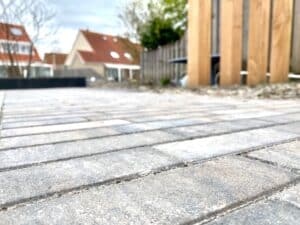 Strakke tuin aan het water Lemmer
