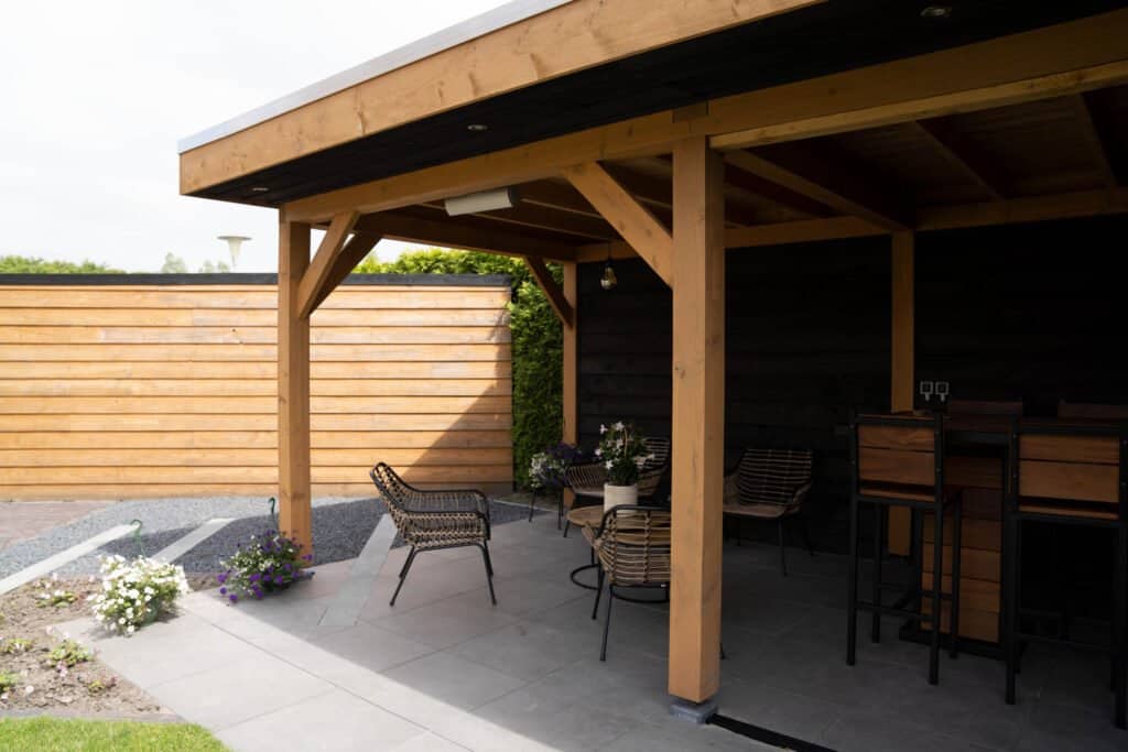 Bijzondere tuin met overkapping en shutters Drachten Bijzondere tuin met overkapping en shutters Drachten