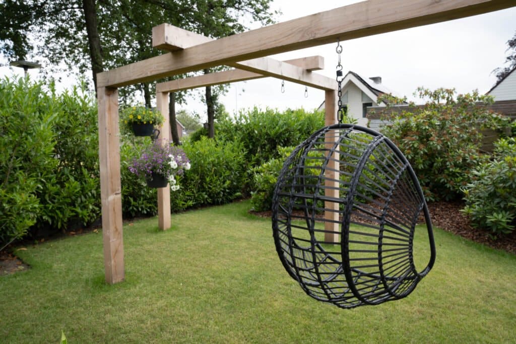 Kindvriendelijke tuin met heerlijke loungeplek Drachten Kindvriendelijke tuin met heerlijke loungeplek Drachten