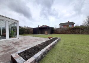 Fantastische tuin aan het water met verschillende etages