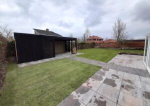 Fantastische tuin aan het water met verschillende etages