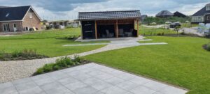 Spannende tuin waar gespeeld is met materialen en lijnen Leek