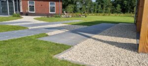 Spannende tuin waar gespeeld is met materialen en lijnen Leek