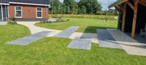 Spannende tuin waar gespeeld is met materialen en lijnen Leek