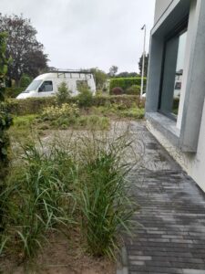 Groene voortuin met cortenstalen trap Haren