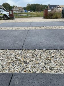 Spannende tuin waar gespeeld is met materialen en lijnen Leek