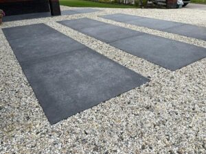 Spannende tuin waar gespeeld is met materialen en lijnen Leek
