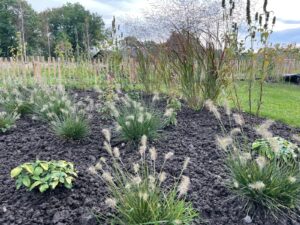 Spannende tuin waar gespeeld is met materialen en lijnen Leek