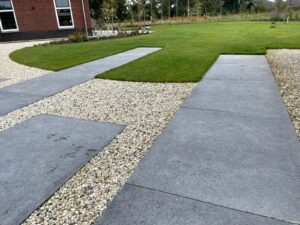 Spannende tuin waar gespeeld is met materialen en lijnen Leek