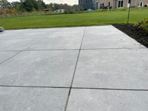 Spannende tuin waar gespeeld is met materialen en lijnen Leek