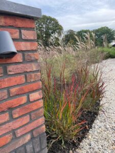 Spannende tuin waar gespeeld is met materialen en lijnen Leek