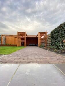 Kindvriendelijke tuin met overkapping
