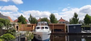Bijzondere tuin met overkapping en shutters